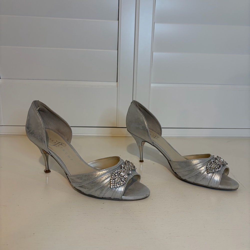 Ivanka Trump Silver Suede Nanci 3 Inch Embellished Heels Size 7 1/2 M - Picture 2 of 12